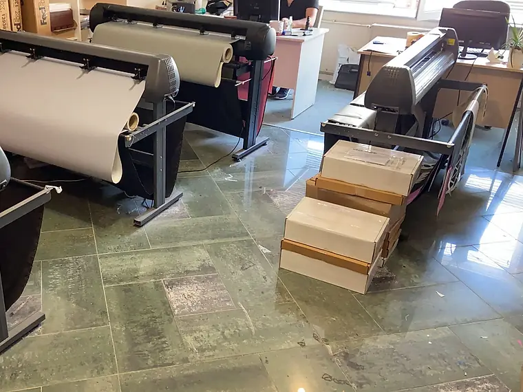 Sticker üretiminde kullanılan plotter kesim makineleri