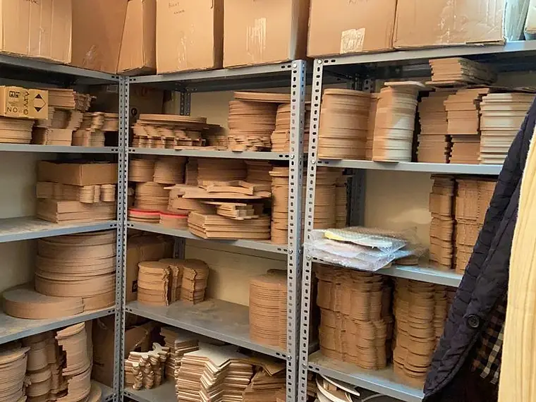 Kesimi tamamlanmış yarı mamul ürün parçalarının stok rafları