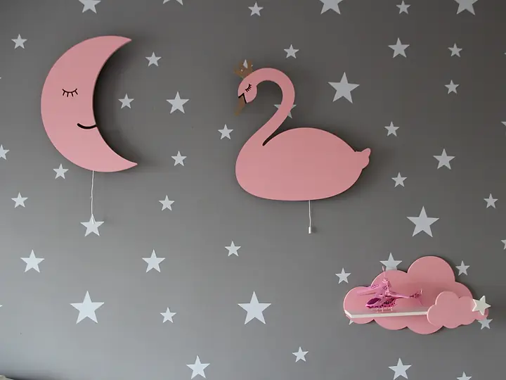 Ay lambası, kuğu figürü, bulut raf ve yıldız stickerlarından oluşan duvar kompozisyonu