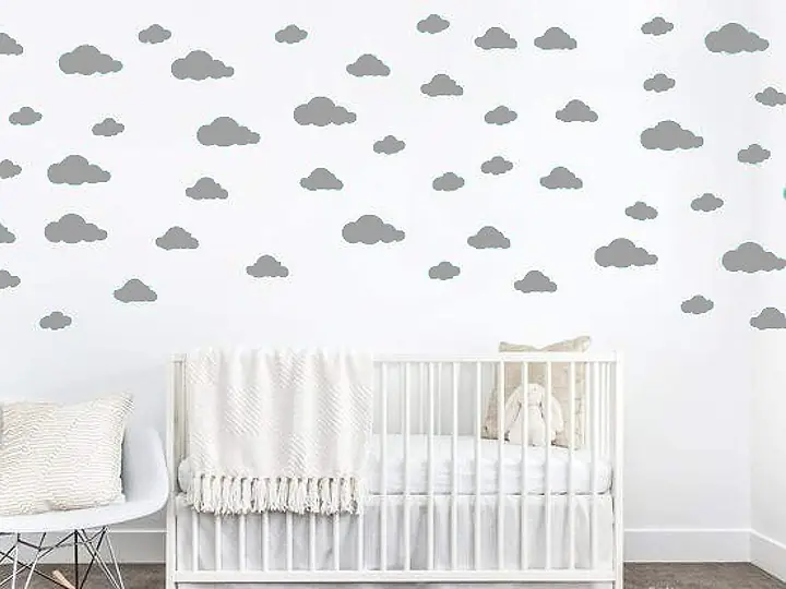 Bulut desenli duvar stickerları uygulanmış bebek odası